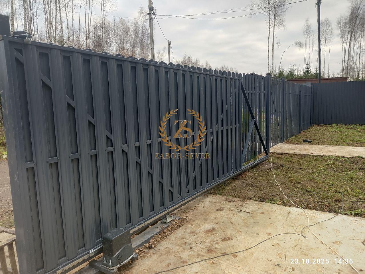 Забор из штакетника в шахматном порядке и 3D панелей в КП Шадрино